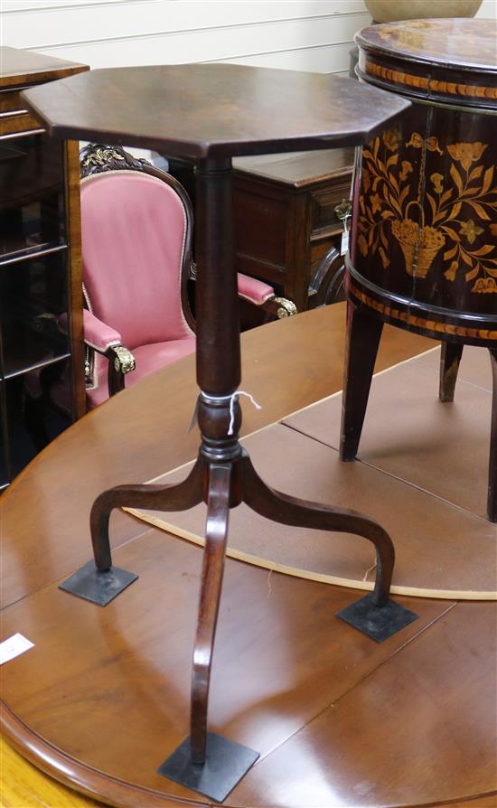 A pair of Regency octagonal mahogany wine tables, W.41cm